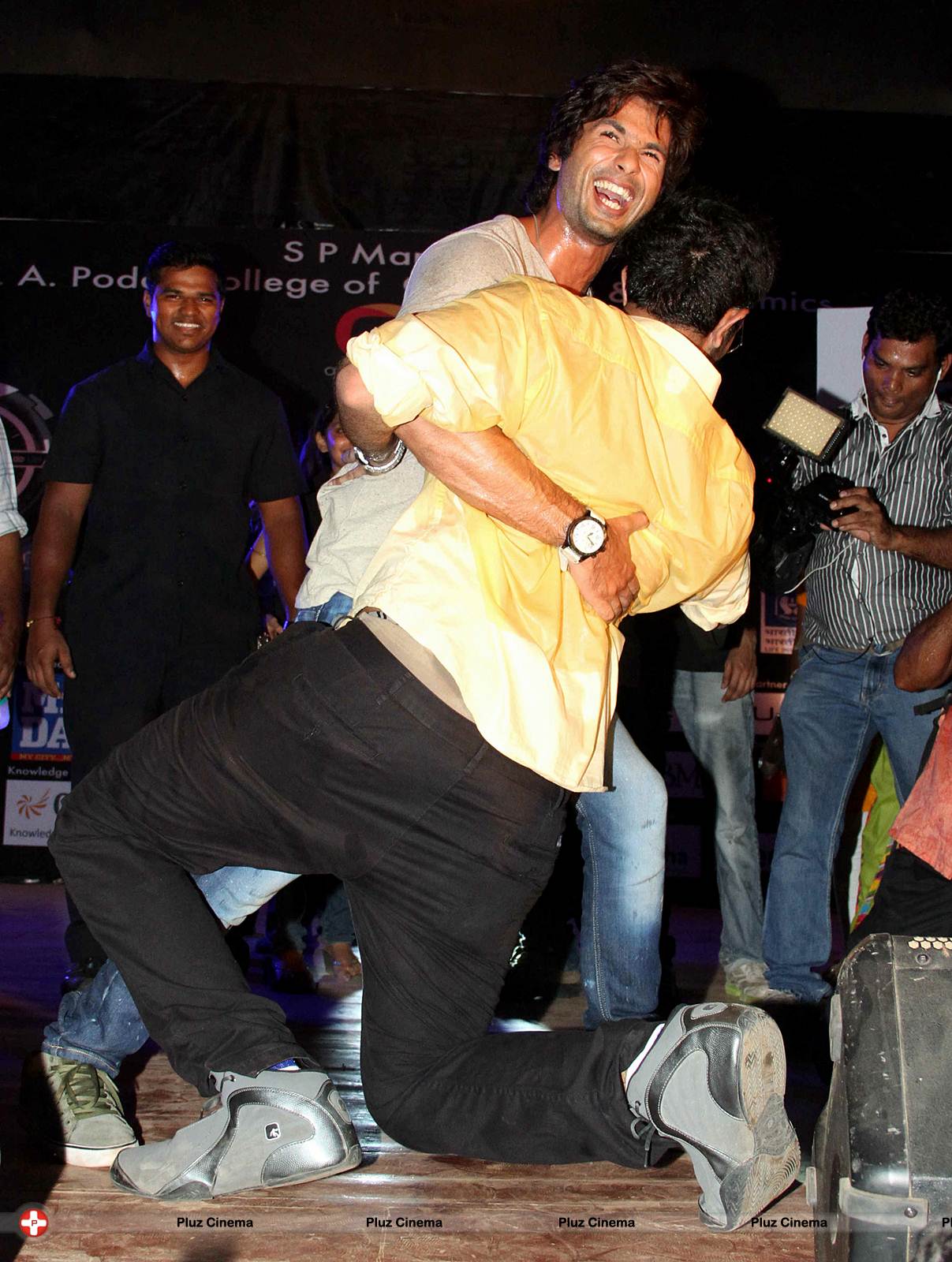 Shahid Kapoor perform at Enigma 2013 to promote Phata Poster, Nikla Hero Photos | Picture 559722
