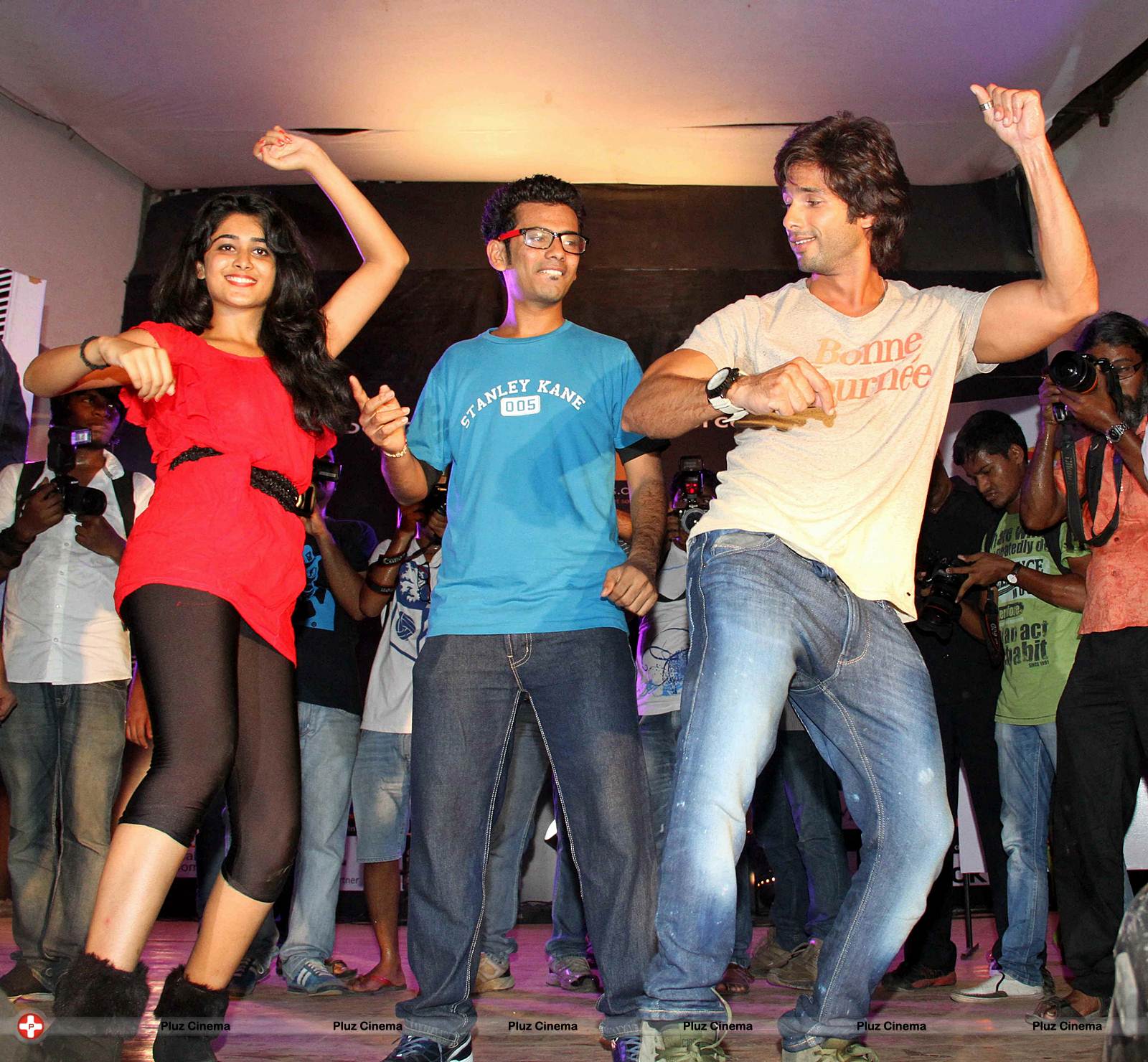 Shahid Kapoor perform at Enigma 2013 to promote Phata Poster, Nikla Hero Photos | Picture 559723