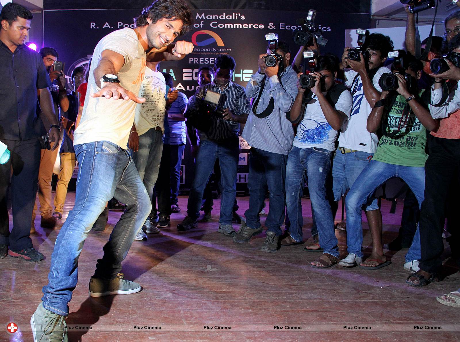 Shahid Kapoor perform at Enigma 2013 to promote Phata Poster, Nikla Hero Photos | Picture 559728