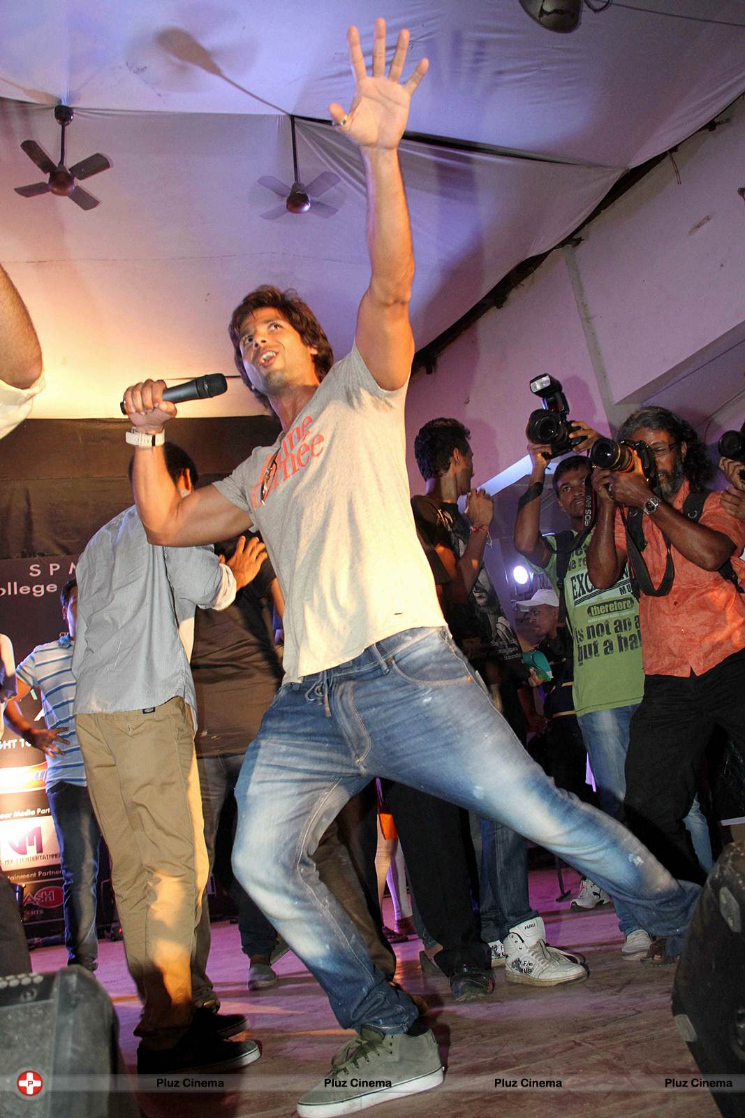 Shahid Kapoor - Shahid Kapoor perform at Enigma 2013 to promote Phata Poster, Nikla Hero Photos | Picture 559733
