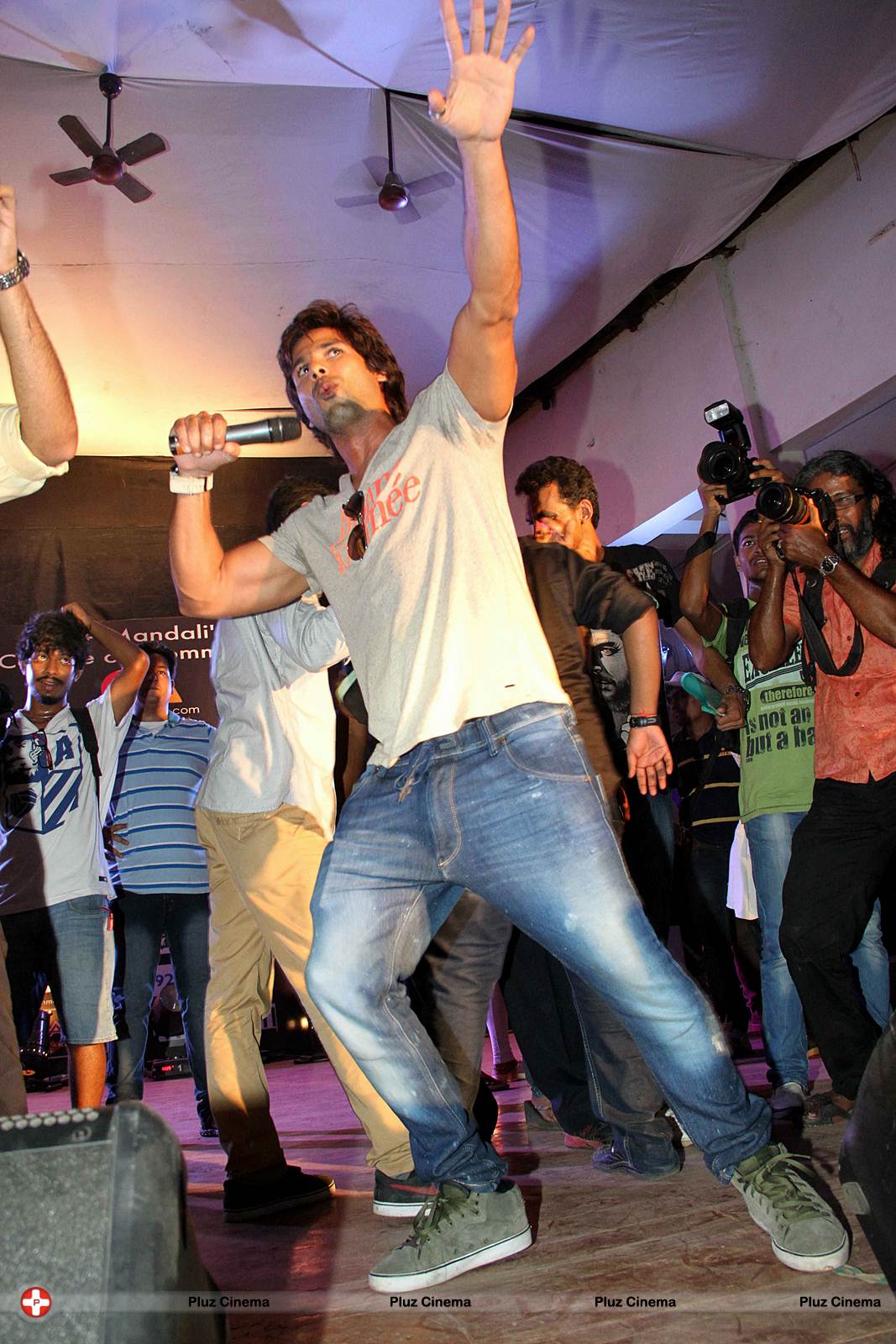 Shahid Kapoor - Shahid Kapoor perform at Enigma 2013 to promote Phata Poster, Nikla Hero Photos | Picture 559742