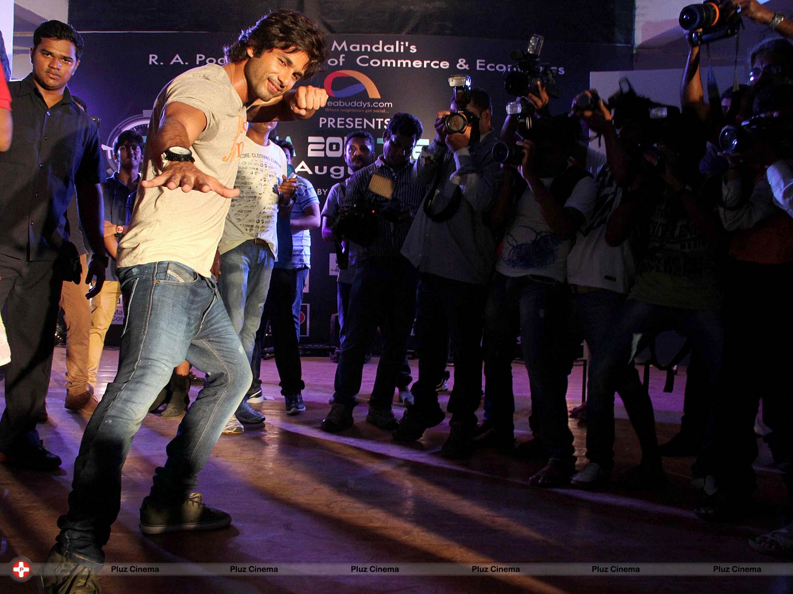 Shahid Kapoor perform at Enigma 2013 to promote Phata Poster, Nikla Hero Photos | Picture 559745