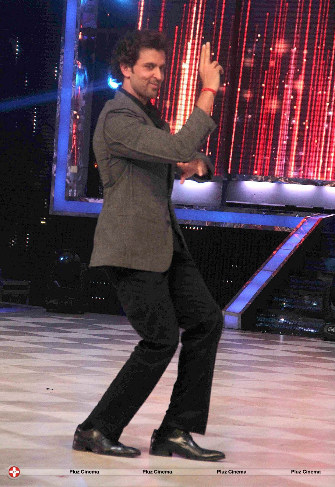 Hrithik Roshan - Promotion of film Krrish 3 on the sets of Jhalak Dikhhla Jaa | Picture 571137