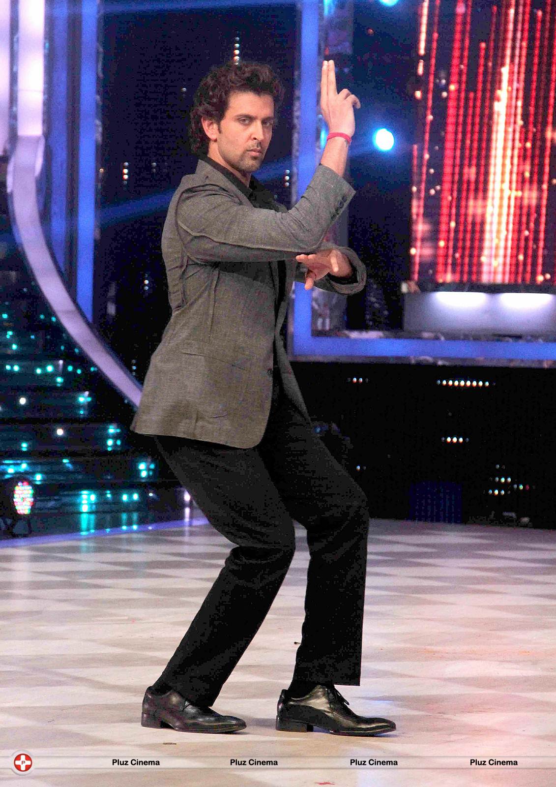 Hrithik Roshan - Promotion of film Krrish 3 on the sets of Jhalak Dikhhla Jaa | Picture 571173