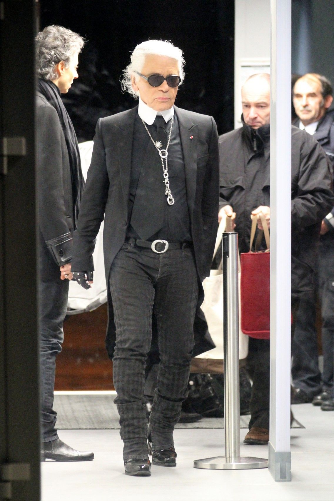 Picture 136682 | Photos: Karl Lagerfeld wearing Tom Ford during a security  check at the airport