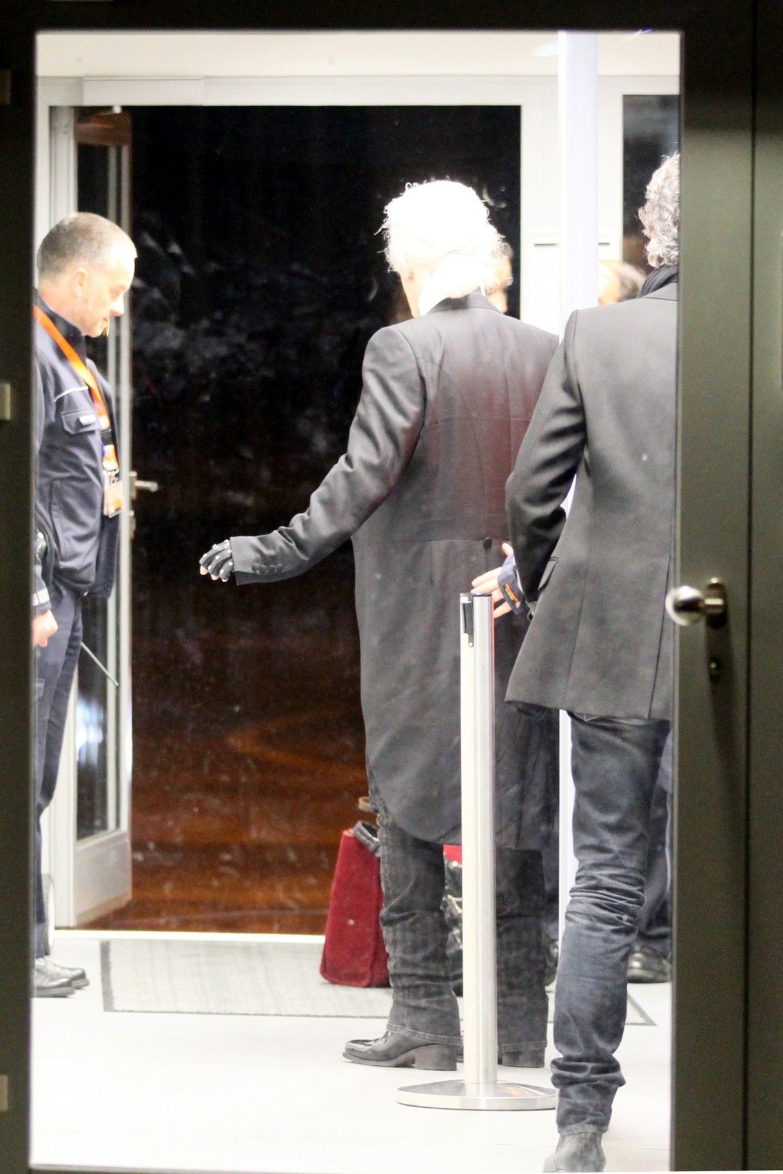 Photos: Karl Lagerfeld wearing Tom Ford during a security check at the airport | Picture 136684