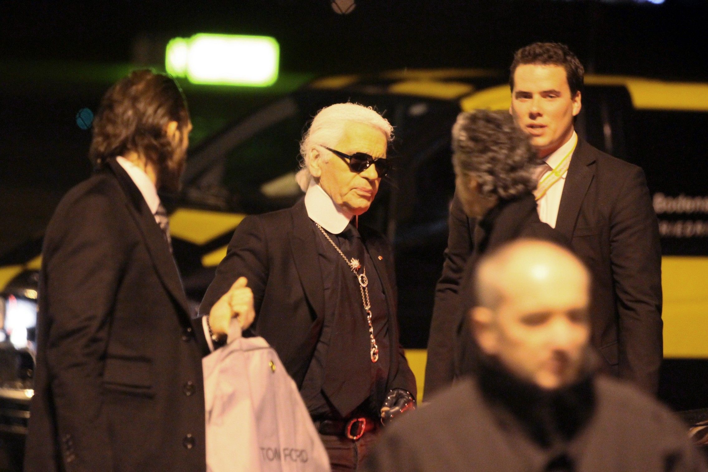 Photos: Karl Lagerfeld wearing Tom Ford during a security check at the airport | Picture 136685