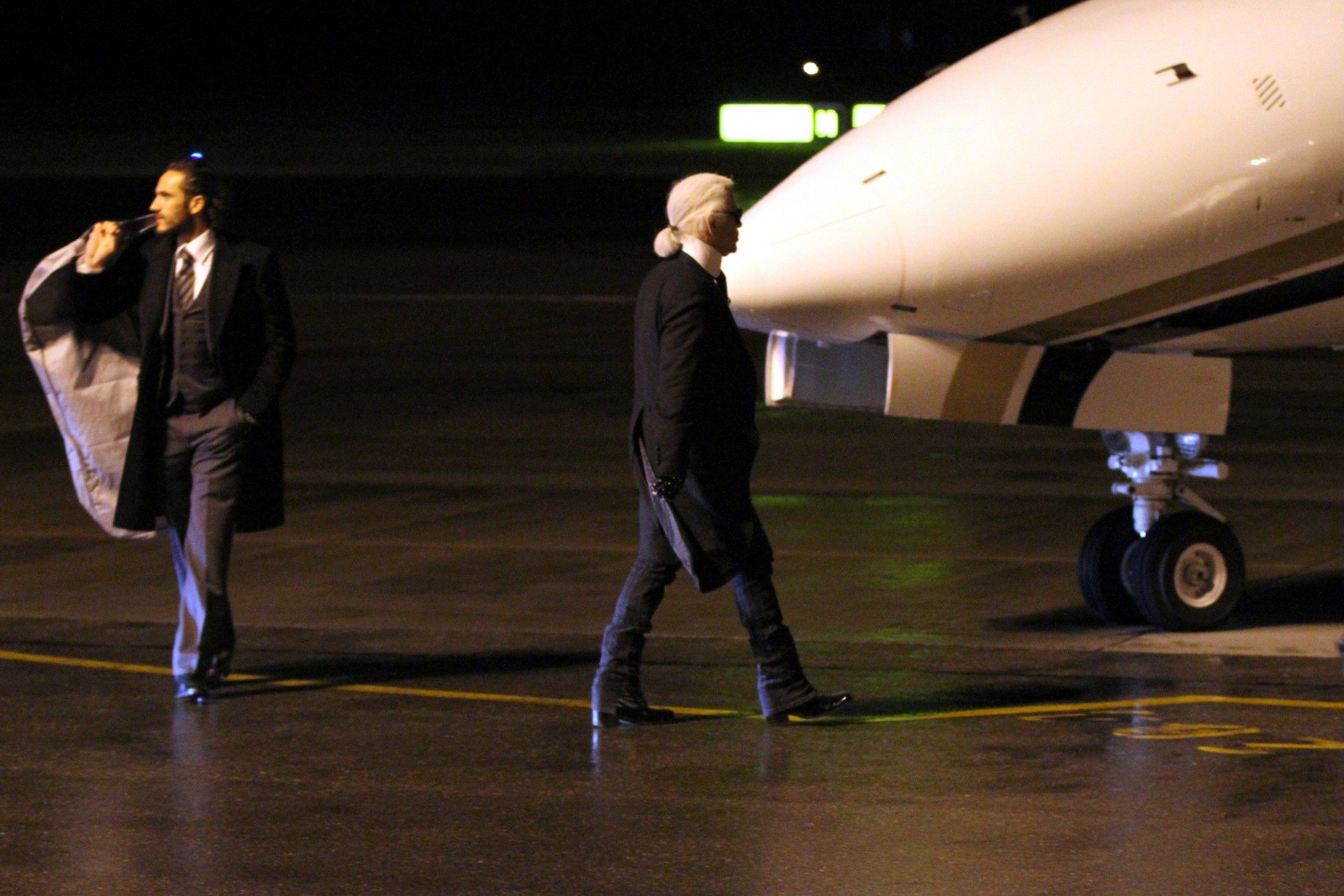 Photos: Karl Lagerfeld wearing Tom Ford during a security check at the airport | Picture 136688
