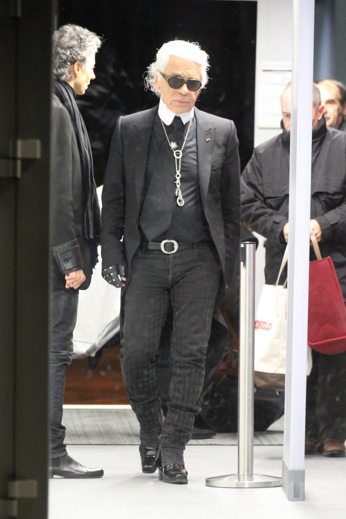 Photos: Karl Lagerfeld wearing Tom Ford during a security check at the airport | Picture 136689