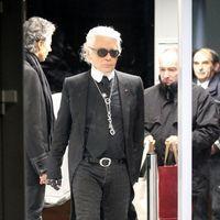 Photos: Karl Lagerfeld wearing Tom Ford during a security check at the airport | Picture 136682