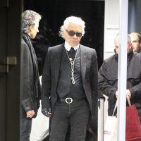 Photos: Karl Lagerfeld wearing Tom Ford during a security check at the airport