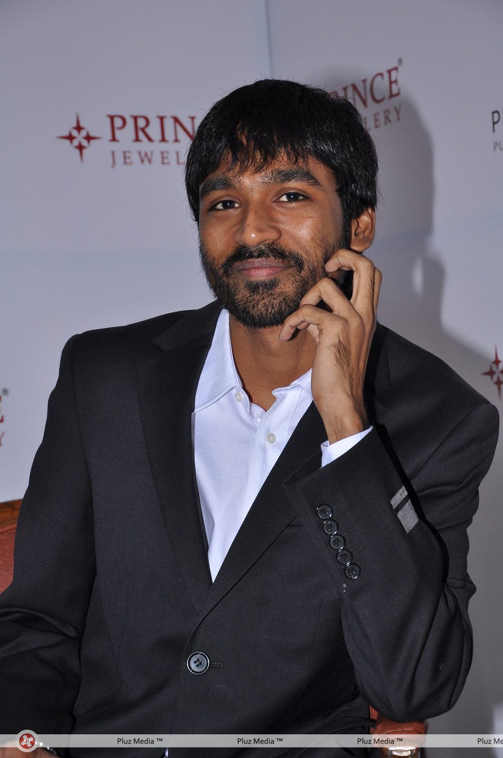 Dhanush - Aishwarya and Dhanush unveil Prince Jewellery's Platinum - Pictures | Picture 139405