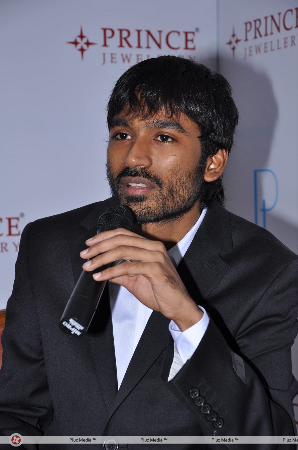 Dhanush - Aishwarya and Dhanush unveil Prince Jewellery's Platinum - Pictures | Picture 139420