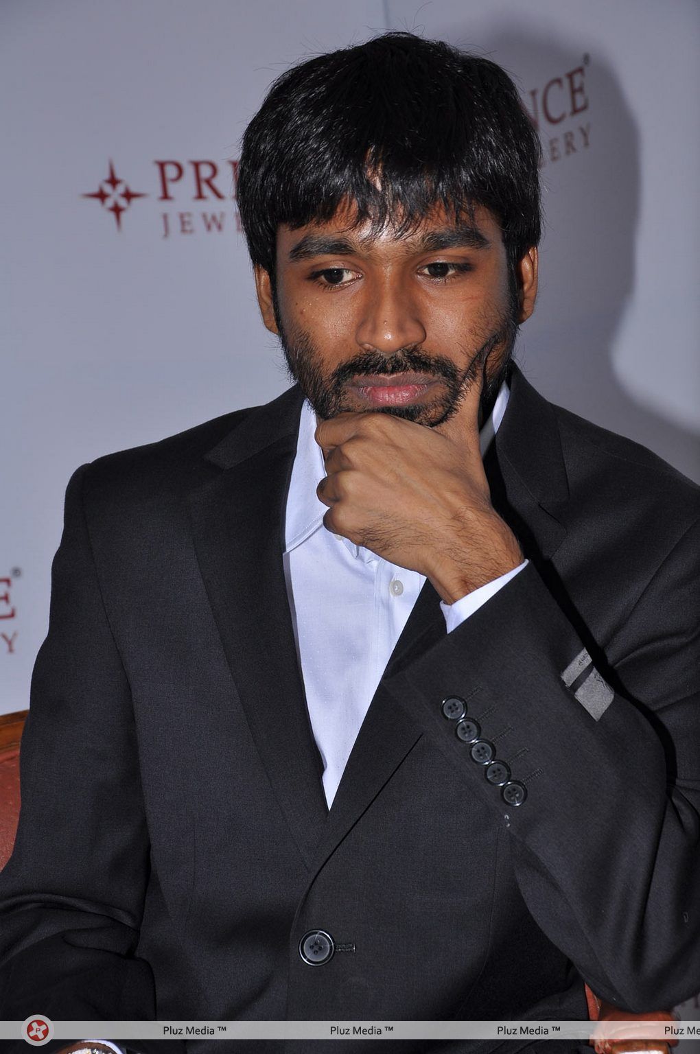 Dhanush - Aishwarya and Dhanush unveil Prince Jewellery's Platinum - Pictures | Picture 139421