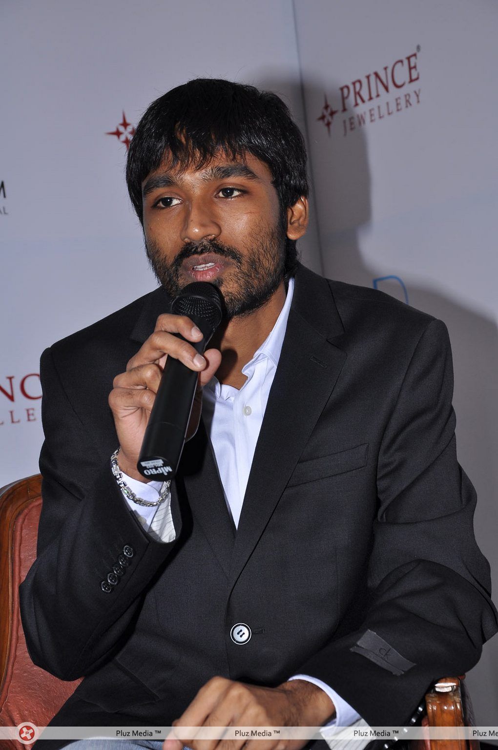 Dhanush - Aishwarya and Dhanush unveil Prince Jewellery's Platinum - Pictures | Picture 139438