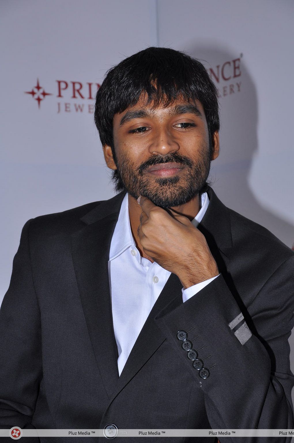 Dhanush - Aishwarya and Dhanush unveil Prince Jewellery's Platinum - Pictures | Picture 139444