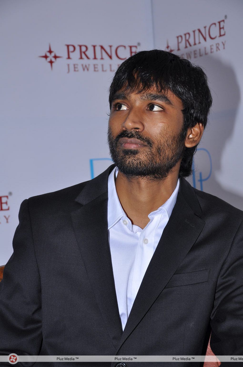 Dhanush - Aishwarya and Dhanush unveil Prince Jewellery's Platinum - Pictures | Picture 139450