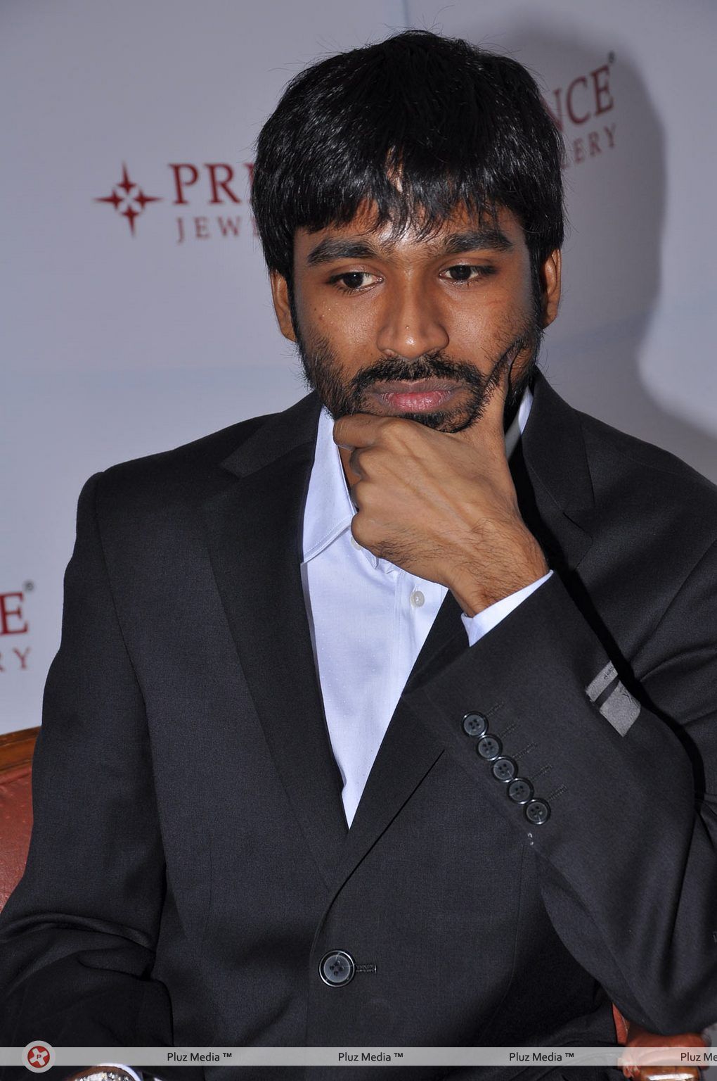 Dhanush - Aishwarya and Dhanush unveil Prince Jewellery's Platinum - Pictures | Picture 139458