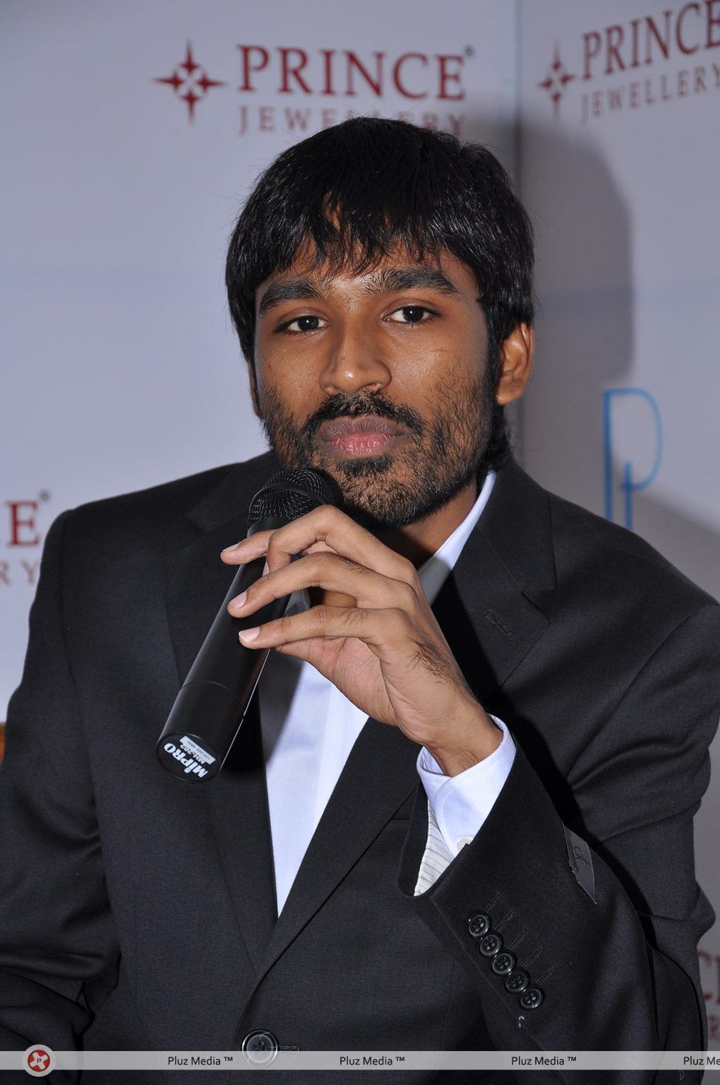 Dhanush - Aishwarya and Dhanush unveil Prince Jewellery's Platinum - Pictures | Picture 139459