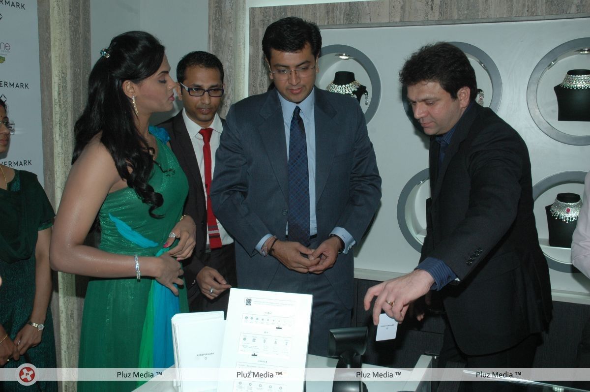 Karthika Launches Diamonds at Malabar Gold - Pictures | Picture 144295