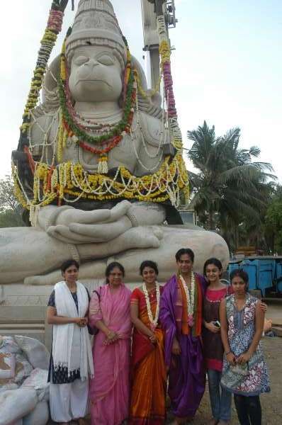 Arjun and Family in Anjaneyar Kovil - Pictures | Picture 185639