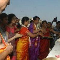 Arjun and Family in Anjaneyar Kovil - Pictures | Picture 185632