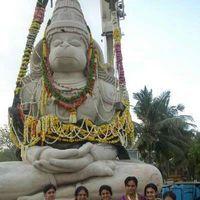 Arjun and Family in Anjaneyar Kovil - Pictures | Picture 185639