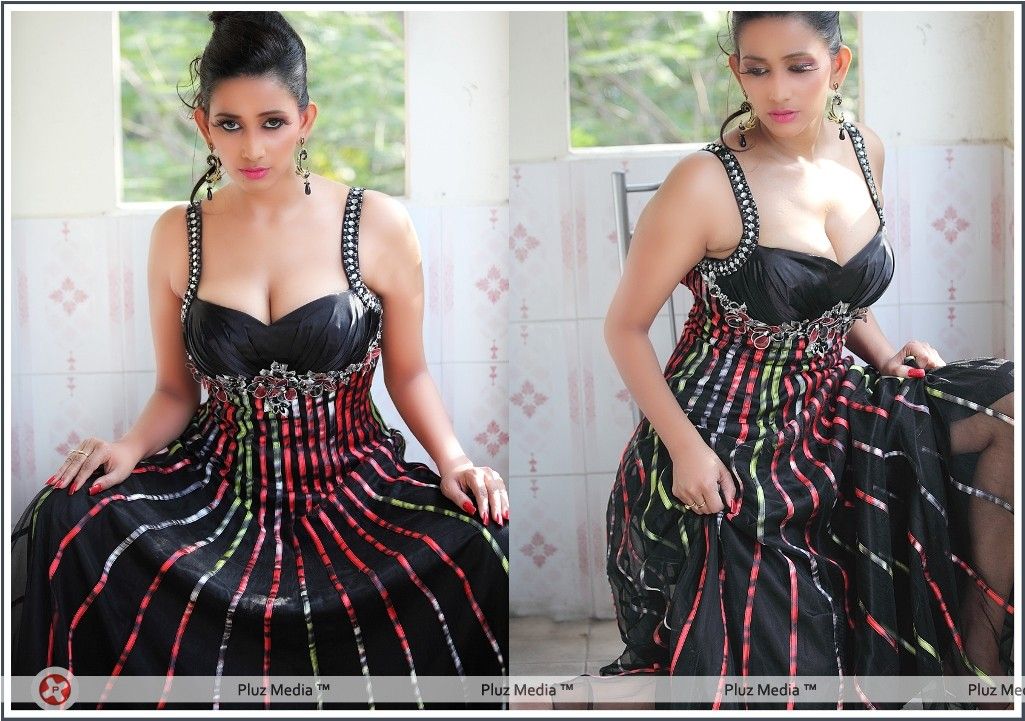 Sanjana Singh Hot in Yaarukku Theriyum - Stills | Picture 167652