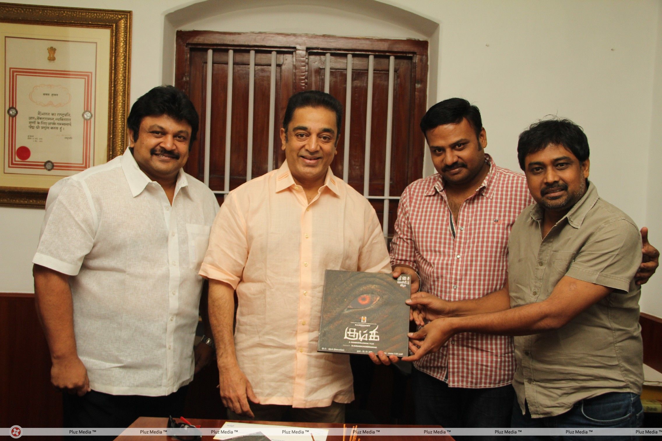 Kumki Team Met Kamal Haasan and invite him for Audio Launch Pictures | Picture 235540