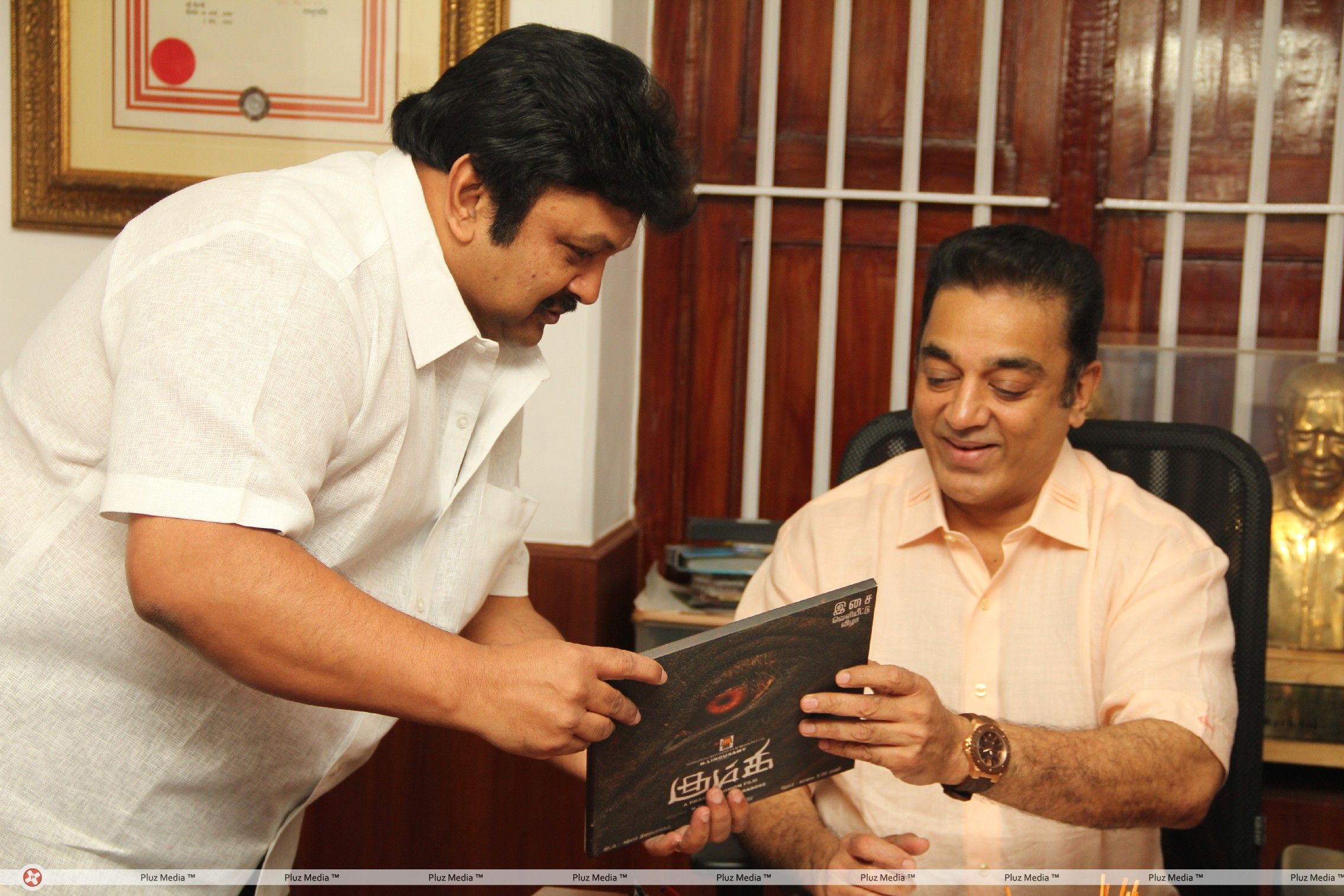 Kumki Team Met Kamal Haasan and invite him for Audio Launch Pictures | Picture 235542