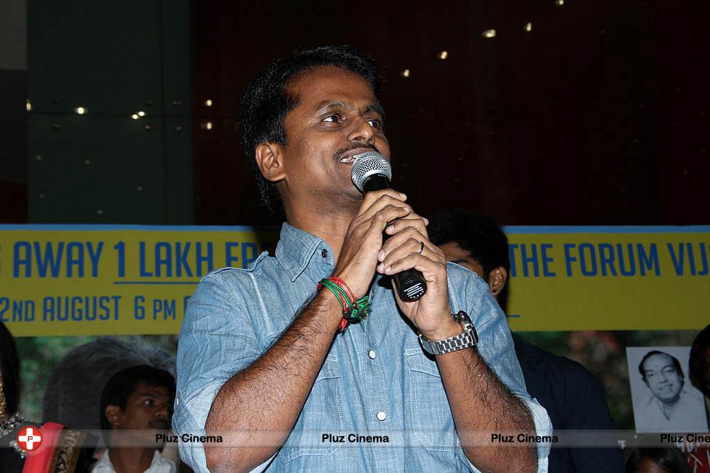 A. R. Murugadoss - Ponmaalai Pozhudhu 1 Lakh Audio Cds Distribution by AR Murugadoss @ Forum Mall Photos | Picture 526546