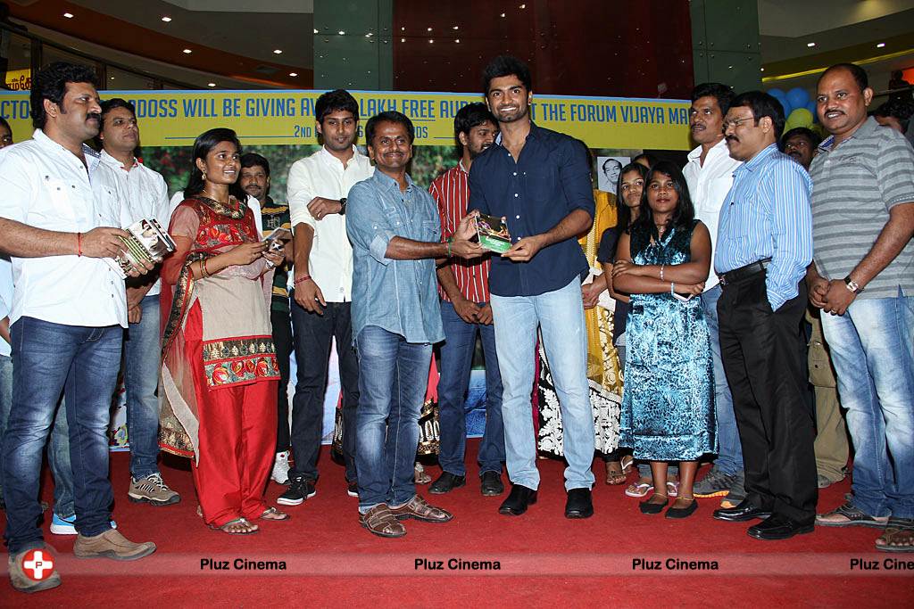 Ponmaalai Pozhudhu 1 Lakh Audio Cds Distribution by AR Murugadoss @ Forum Mall Photos | Picture 526549