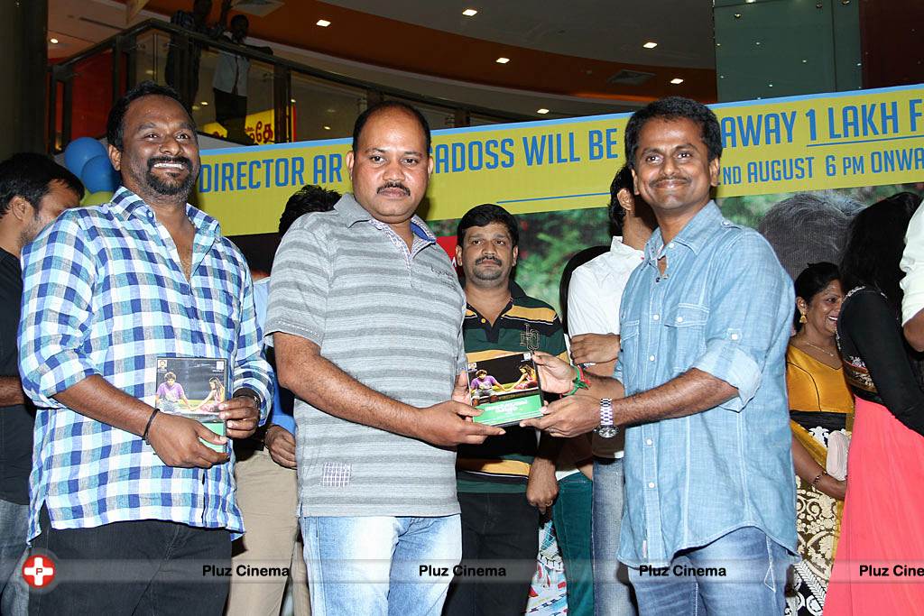 Ponmaalai Pozhudhu 1 Lakh Audio Cds Distribution by AR Murugadoss @ Forum Mall Photos | Picture 526555