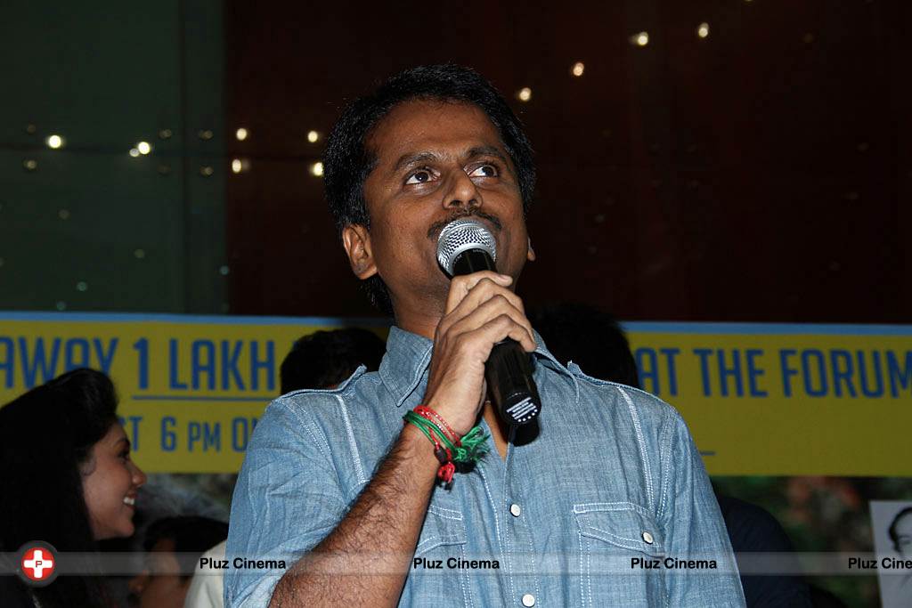 A. R. Murugadoss - Ponmaalai Pozhudhu 1 Lakh Audio Cds Distribution by AR Murugadoss @ Forum Mall Photos | Picture 526557