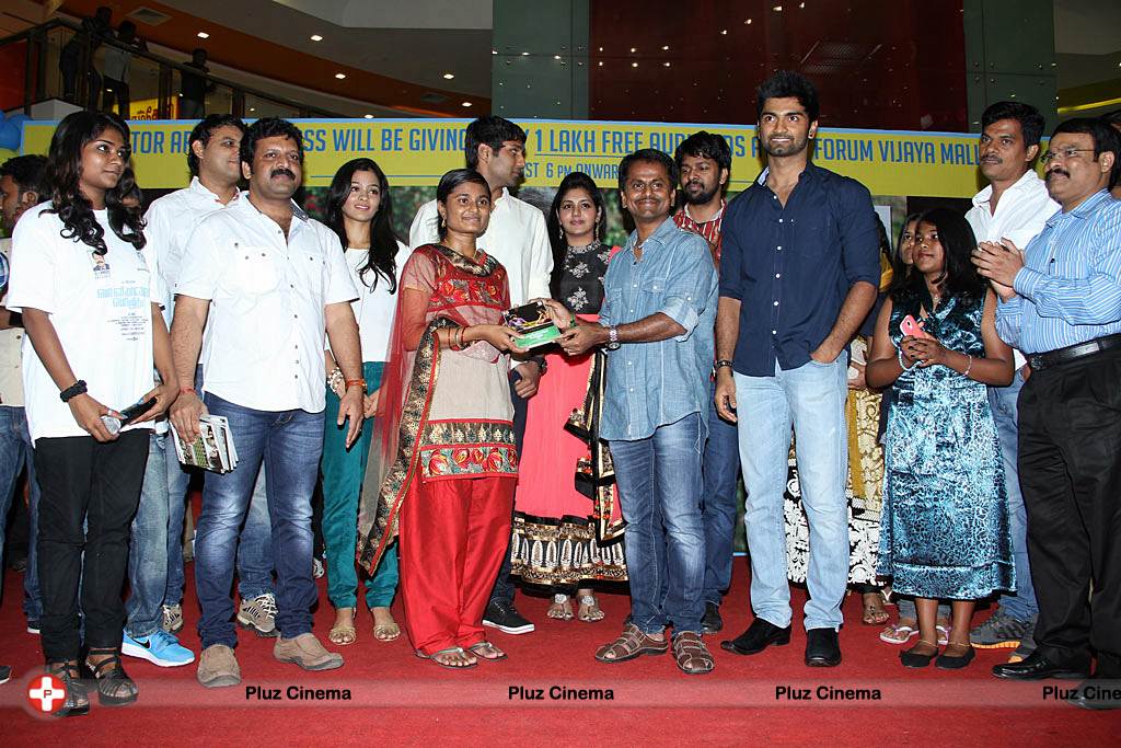 Ponmaalai Pozhudhu 1 Lakh Audio Cds Distribution by AR Murugadoss @ Forum Mall Photos | Picture 526577