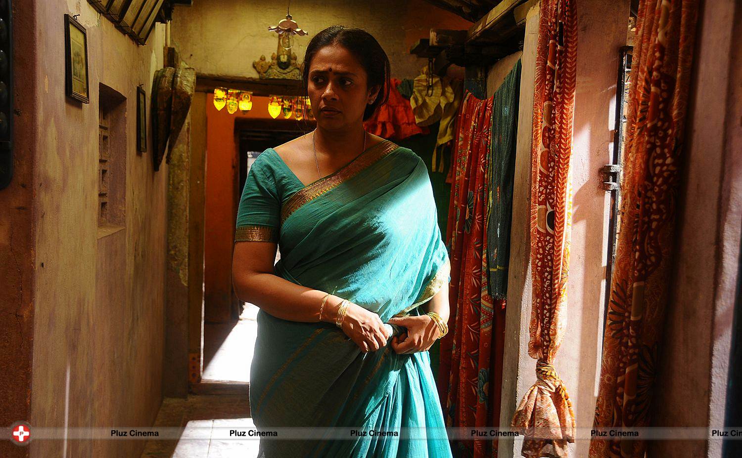Lakshmi Ramakrishnan - Vidiyum Munn Movie Stills | Picture 539682