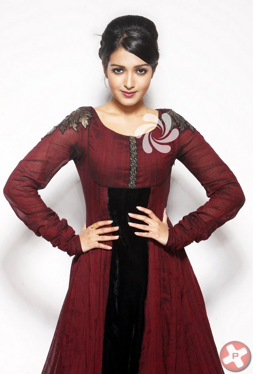 Actress Catherine Tresa Photo Shoot Pictures | Picture 389356