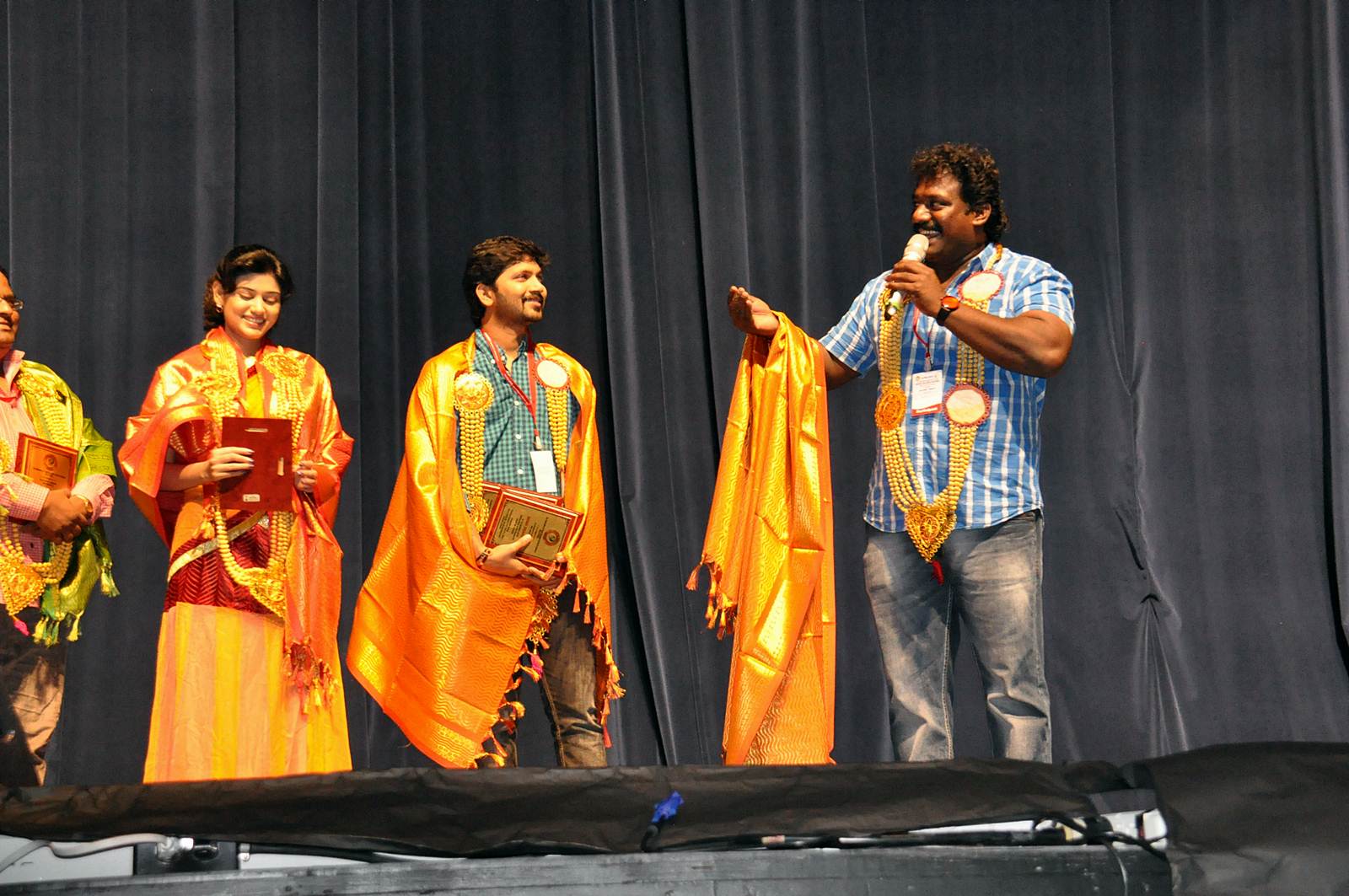 Samuthirakani, Abi, Oviya and Roba Shankar received FETNA 2013 Awards Photos | Picture 515313