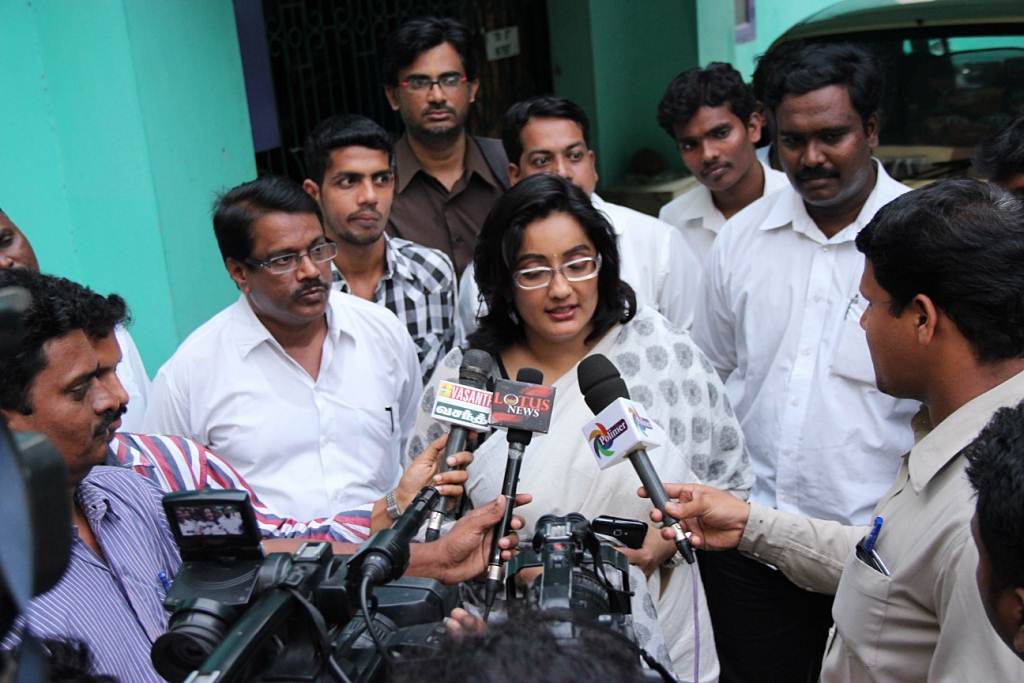 Photos of Kanaka at her residence while meeting the media | Picture 523878