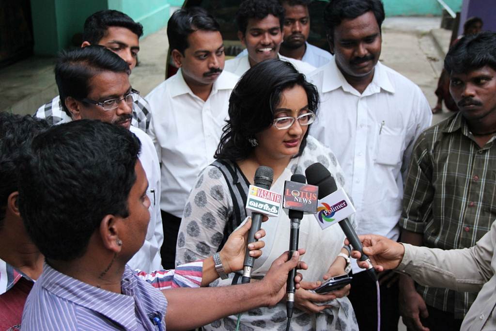 Photos of Kanaka at her residence while meeting the media | Picture 523879