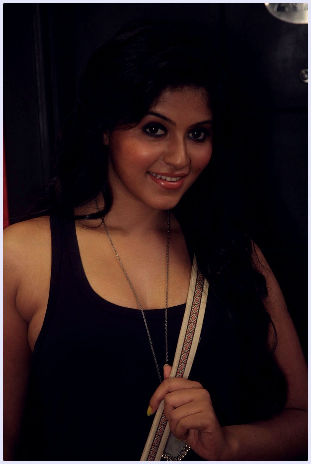 Anjali (Actress) - Settai Movie Hot Stills | Picture 419681