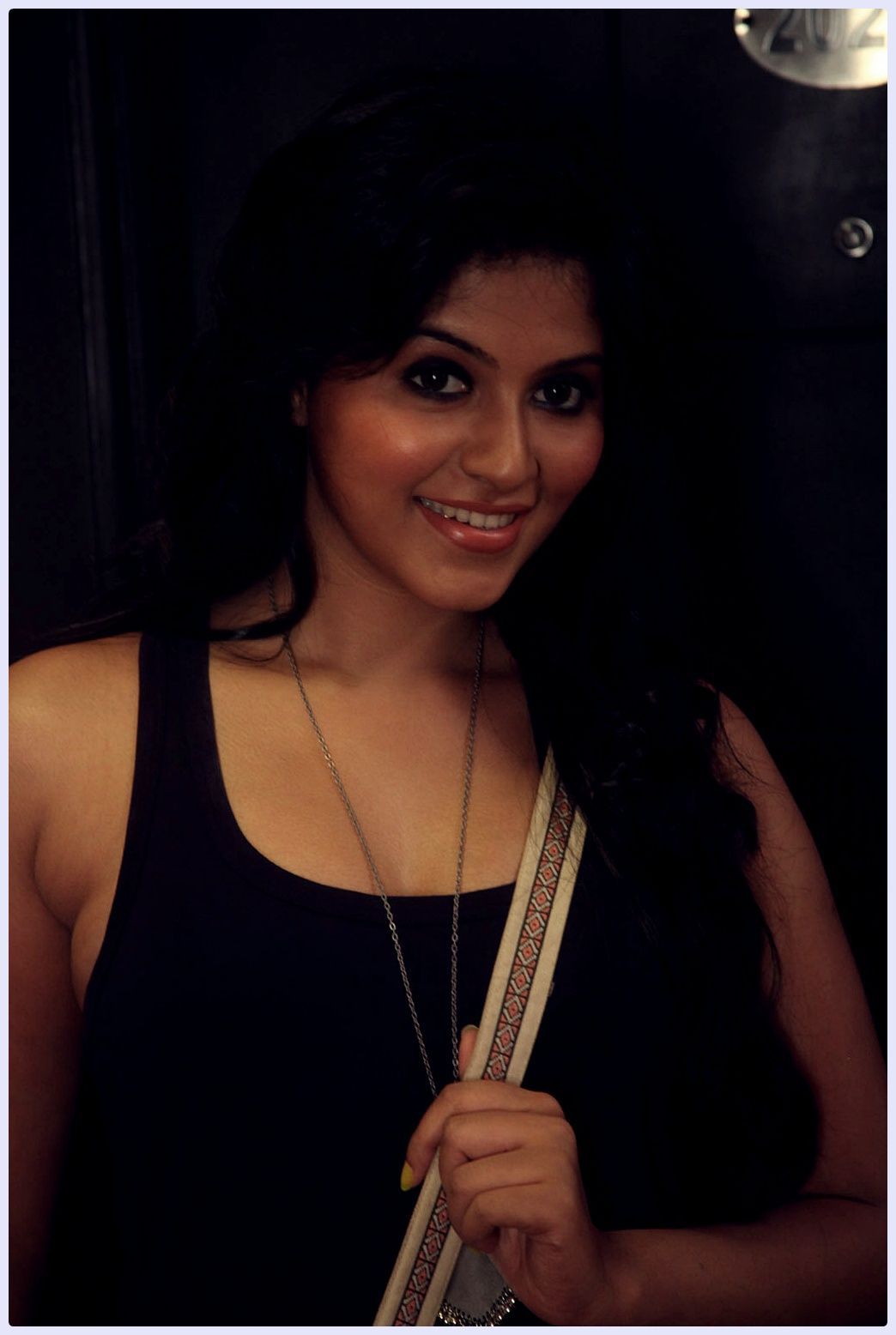 Anjali (Actress) - Settai Movie Hot Stills | Picture 419764