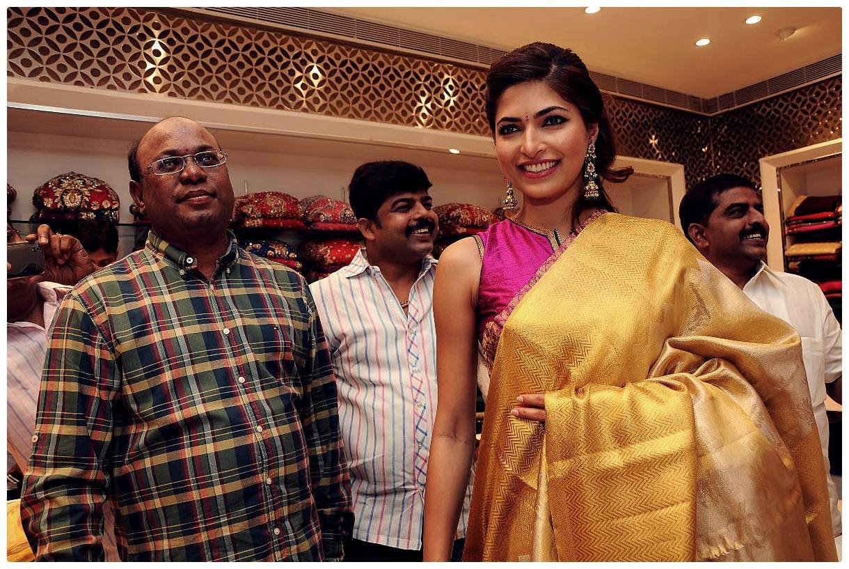 Parvathy Omanakuttan - Actress Parvathy Omanakuttan Launch of Woman's World at Express Avenue Photos | Picture 461656