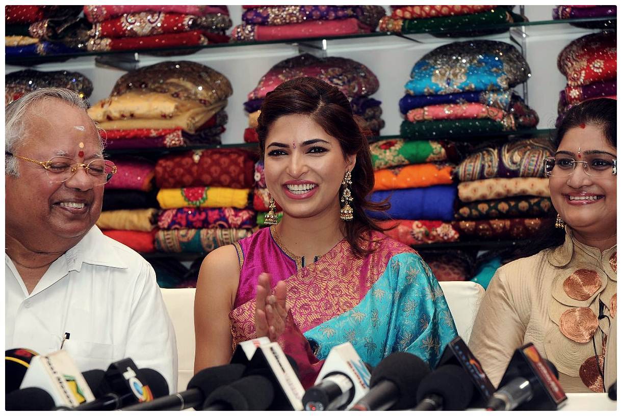 Parvathy Omanakuttan - Actress Parvathy Omanakuttan Launch of Woman's World at Express Avenue Photos | Picture 461672