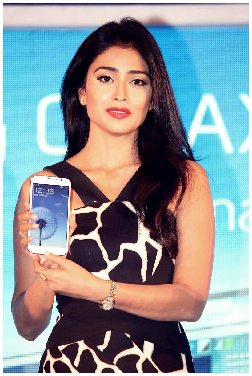 Shriya Saran - Shriya Saran Launches Samsung Galaxy Smart Phone Photos | Picture 467757