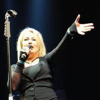 Kim Wilde - Status Quo,Kim Wilde and Roy Wood performing live at the LG Arena in Birmingham | Picture 134401