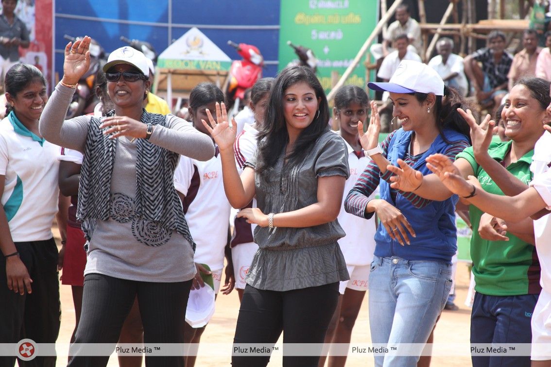 Anjali with Women's Kabadi Players - Pictures | Picture 186980