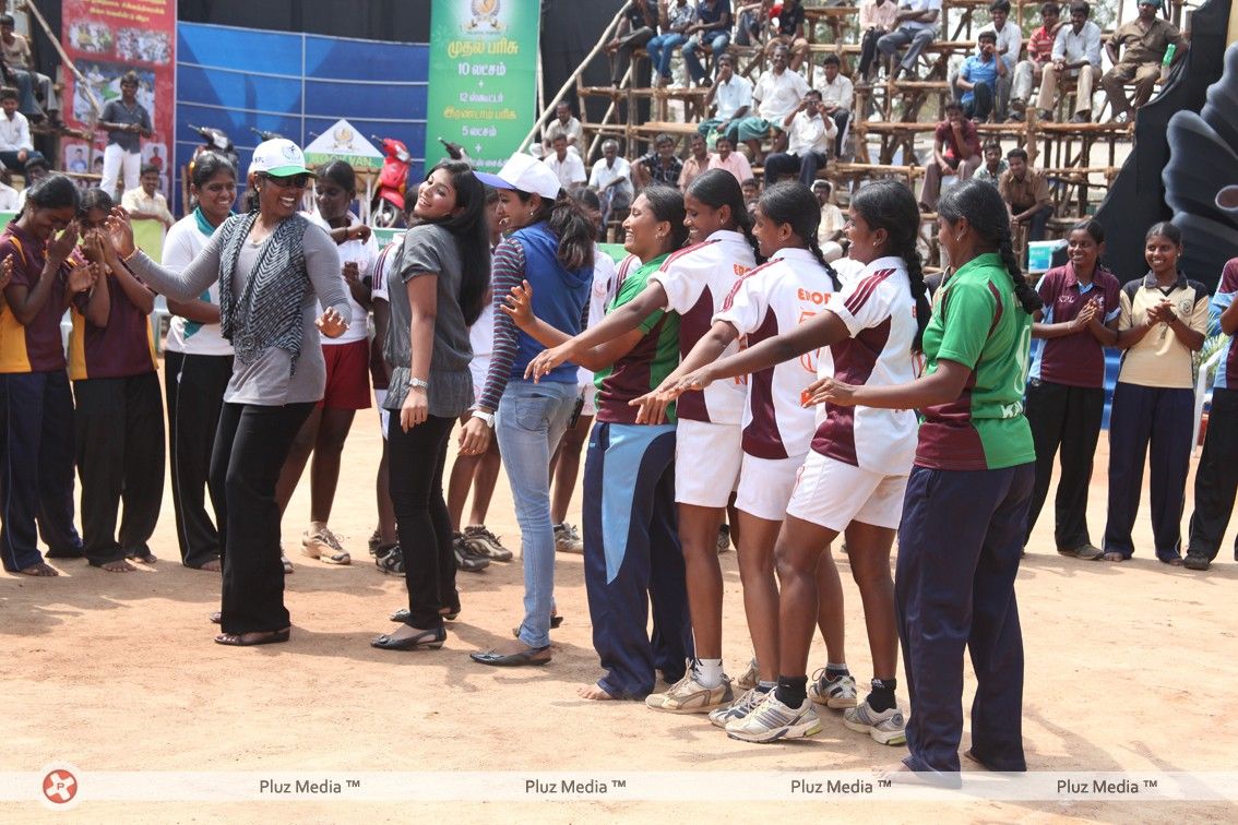 Anjali with Women's Kabadi Players - Pictures | Picture 186981