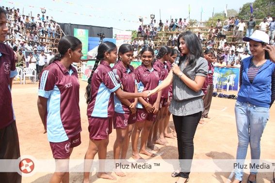 Anjali with Women's Kabadi Players - Pictures | Picture 186982