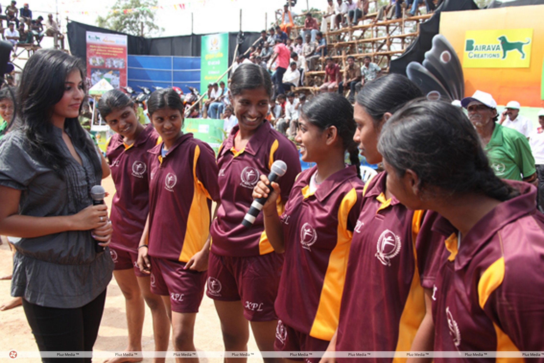 Anjali with Women's Kabadi Players - Pictures | Picture 186984